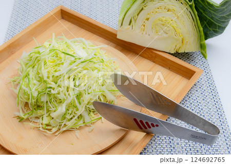 千切りにしたキャベツとカットしたキャベツの断面 124692765