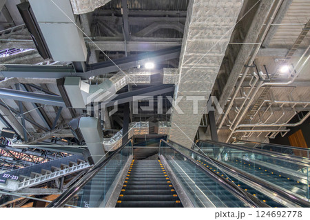 エスコンフィールドHOKKAIDO(北海道ボールパーク)空調ダクトの客席鉄骨とエスカレーター 124692778