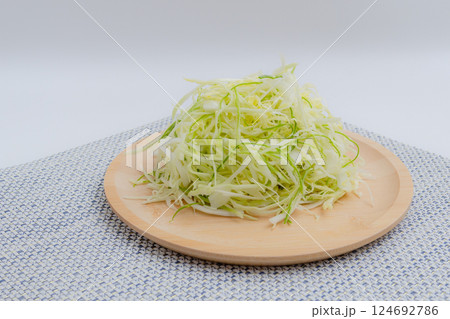 千切りにした山盛りのキャベツ 皿に盛り付けられた生野菜サラダ 千切りにした山盛りのキャベツ 皿に盛り付けられた生野菜サラダ 124692786