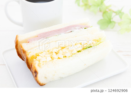 おいしいミックスサンドとホットコーヒー 124692906