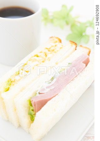 おいしいミックスサンドとホットコーヒー 124692908