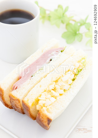 おいしいミックスサンドとホットコーヒー 124692909