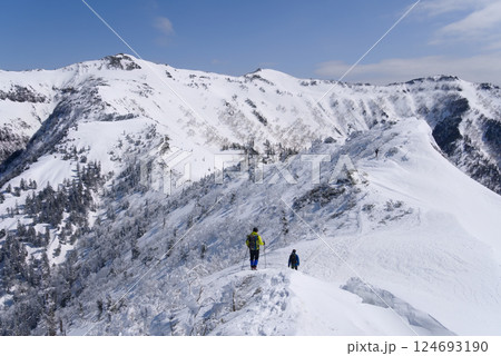上州武尊山とそこへ続く稜線 124693190