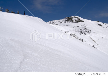 雪稜の先に聳える上州武尊山 124693193