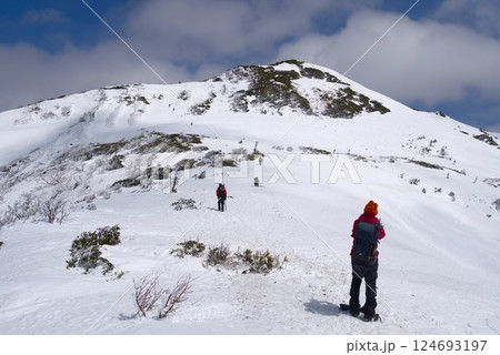 上州武尊山とそこを目指す登山者 124693197