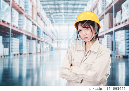 倉庫の中で頭を抱える女性の従業員 124693421