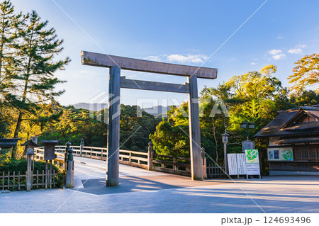 伊勢神宮　内宮　朝日に照らされる宇治橋鳥居 124693496