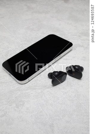 イヤホンとスマートフォン 124693587