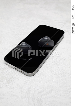 イヤホンとスマートフォン 124693589