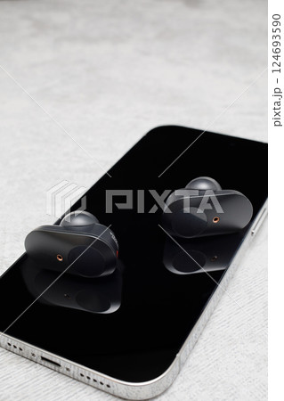 イヤホンとスマートフォン イヤホンとスマートフォン 124693590
