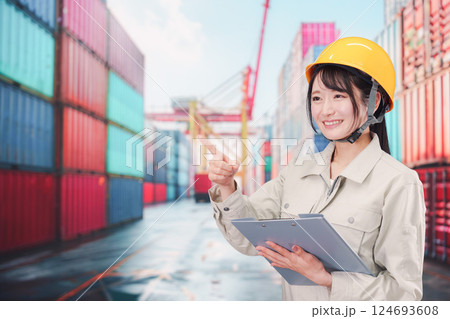 港湾で働く若い女性 124693608