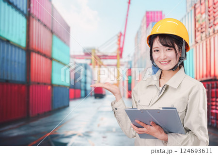 港湾で働く若い女性 港湾で働く若い女性 124693611