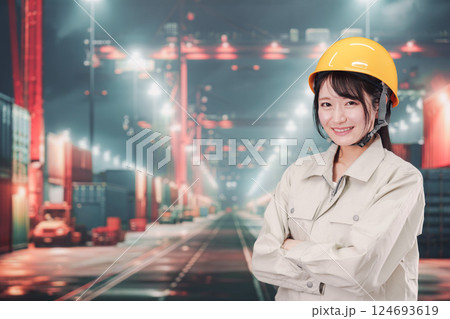 港湾で働く若い女性 港湾で働く若い女性 124693619
