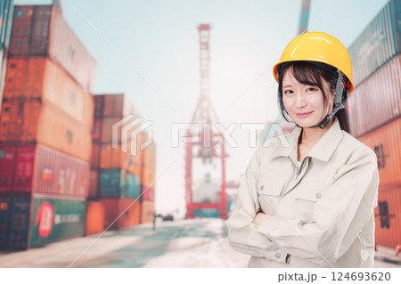 港湾で働く若い女性 港湾で働く若い女性 124693620
