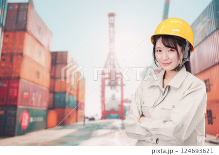 港湾で働く若い女性 港湾で働く若い女性 124693621
