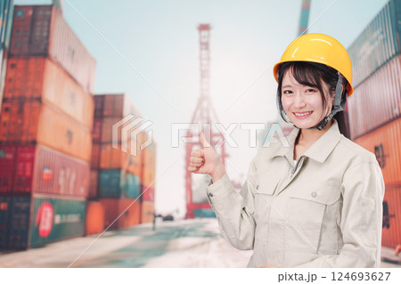 港湾で働く若い女性 124693627