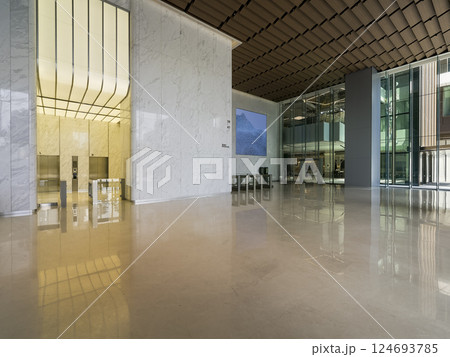 高層オフィスビルのエントランスホール 124693785