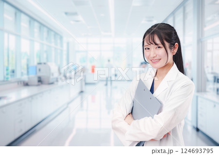 研究室で研究をする若い女性 124693795