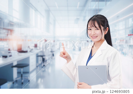 研究室で研究をする若い女性 研究室で研究をする若い女性 124693805