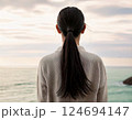 ポニーテールの女性の後ろ姿 124694147