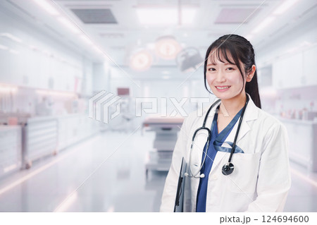 病院で働く若い女性のドクター 124694600