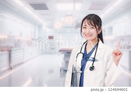 病院で働く若い女性のドクター 病院で働く若い女性のドクター 124694601