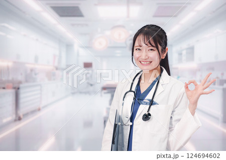 病院で働く若い女性のドクター 124694602