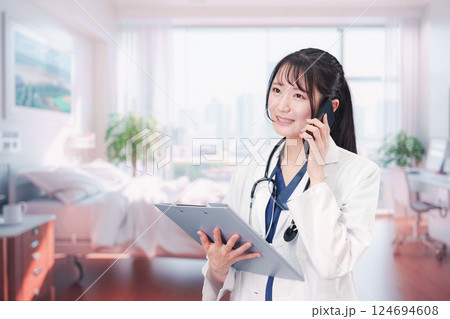 病院で働く若い女性のドクター 病院で働く若い女性のドクター 124694608
