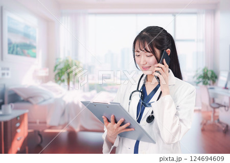 病院で働く若い女性のドクター 124694609