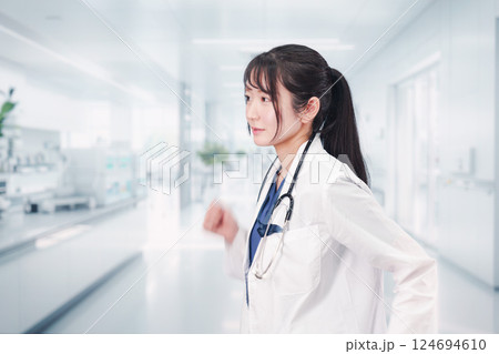 病院で働く若い女性のドクター 124694610