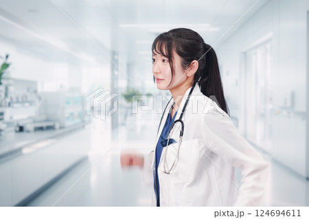 病院で働く若い女性のドクター 124694611