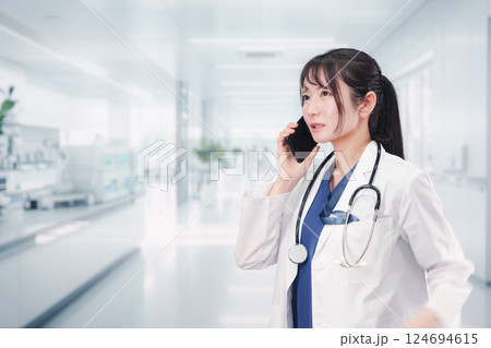 病院で働く若い女性のドクター 病院で働く若い女性のドクター 124694615