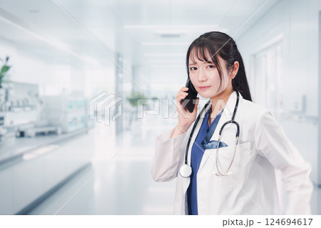 病院で働く若い女性のドクター 124694617