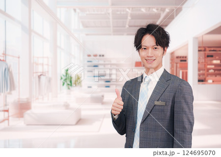 アパレル店舗で働くスーツを着た男性スタッフ アパレル店舗で働くスーツを着た男性スタッフ 124695070