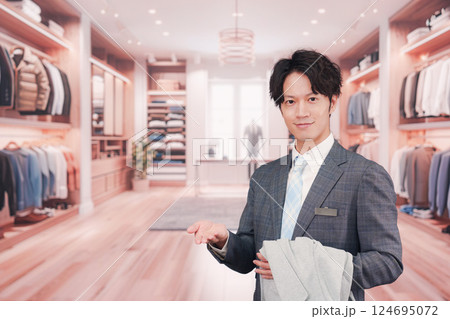 アパレル店舗で働くスーツを着た男性スタッフ アパレル店舗で働くスーツを着た男性スタッフ 124695072