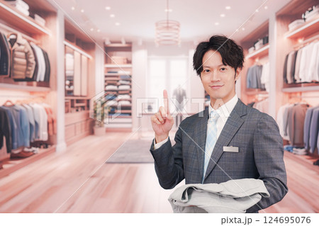 アパレル店舗で働くスーツを着た男性スタッフ アパレル店舗で働くスーツを着た男性スタッフ 124695076