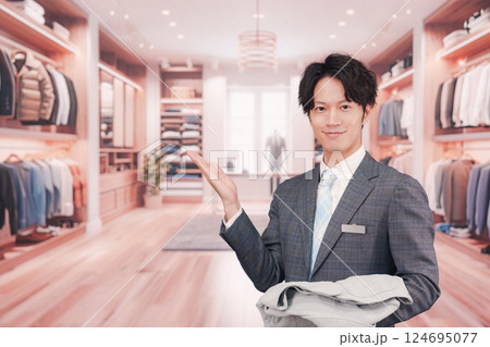 アパレル店舗で働くスーツを着た男性スタッフ アパレル店舗で働くスーツを着た男性スタッフ 124695077