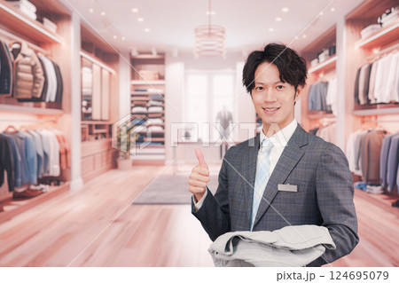 アパレル店舗で働くスーツを着た男性スタッフ アパレル店舗で働くスーツを着た男性スタッフ 124695079
