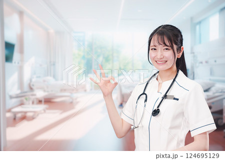 医療機関で働く若い女性の看護師 医療機関で働く若い女性の看護師 124695129