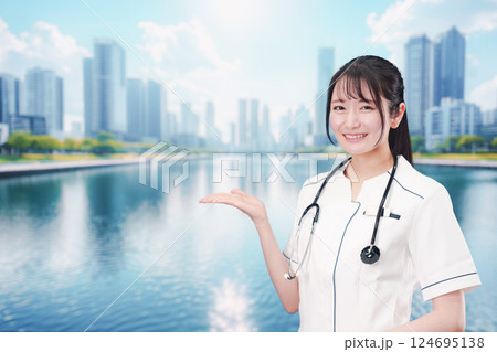医療機関で働く若い女性の看護師 医療機関で働く若い女性の看護師 124695138