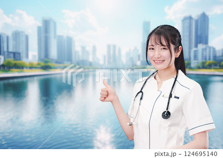 医療機関で働く若い女性の看護師 医療機関で働く若い女性の看護師 124695140