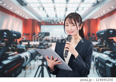 記者会見場からレポートをする女性のアナウンサー 124695200