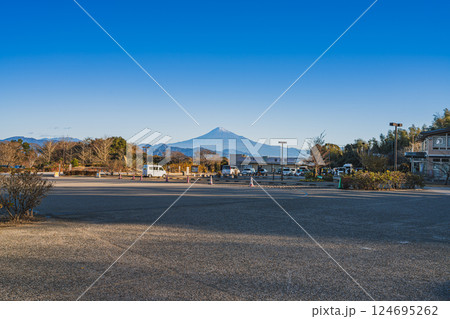 静岡市にある朝の日本平の駐車場と富士山の風景(静岡県) 124695262