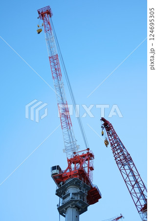 建設現場のクレーンと青い空 建設現場のクレーンと青い空 124695305