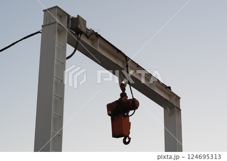 青空に映えるクレーン 124695313