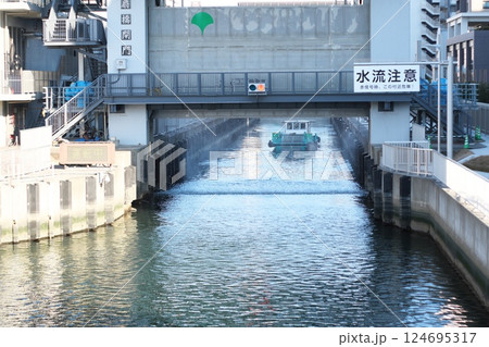 運河と水門 124695317