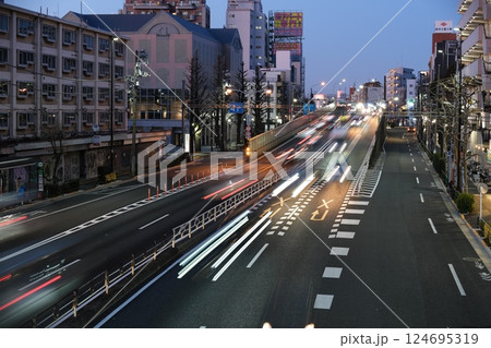 夜の道路を流れる車のライト 夜の道路を流れる車のライト 124695319