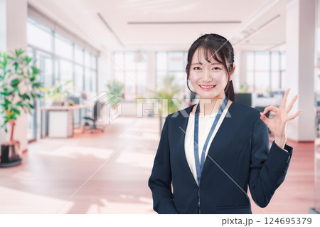 オフィスで働く笑顔の若い女性 オフィスで働く笑顔の若い女性 124695379