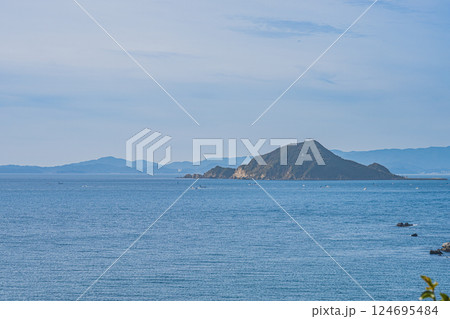 田原市にある日出の石門周辺の青い海と青い空(愛知県) 田原市にある日出の石門周辺の青い海と青い空(愛知県) 124695484