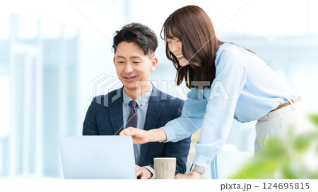 打ち合わせをする男女2人のビジネスマン 打ち合わせをする男女2人のビジネスマン 124695815